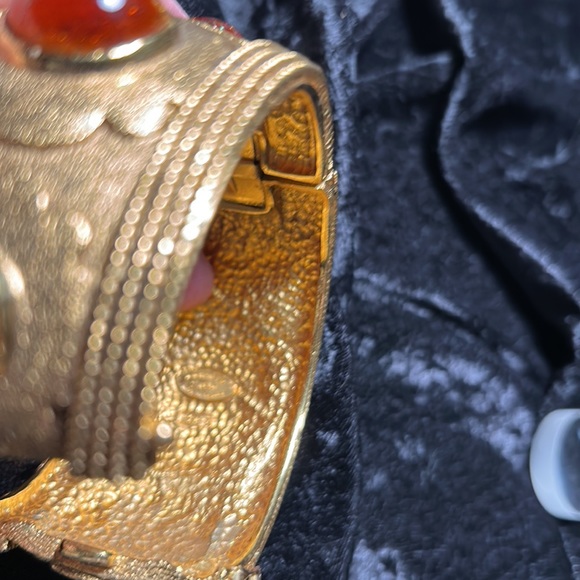 Vintage Chanel Gripoix cuff from season 25 1991 - Picture 6 of 11